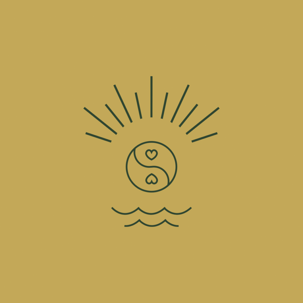 Soulfriends logo af en sol der stråler over bølger, som er et ying og yang tegn med hjerter i. Logoet er på en guld baggrund